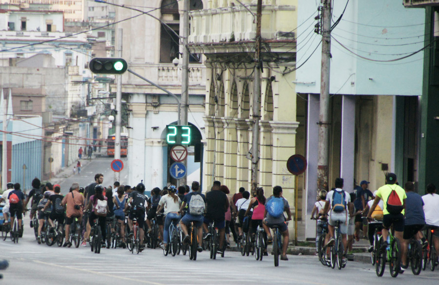 “Bicicletear La Habana”: un paseo por la ciudad el primer domingo de cada mes. Foto: Luis Manuel Azua Torres / MontainCuba.