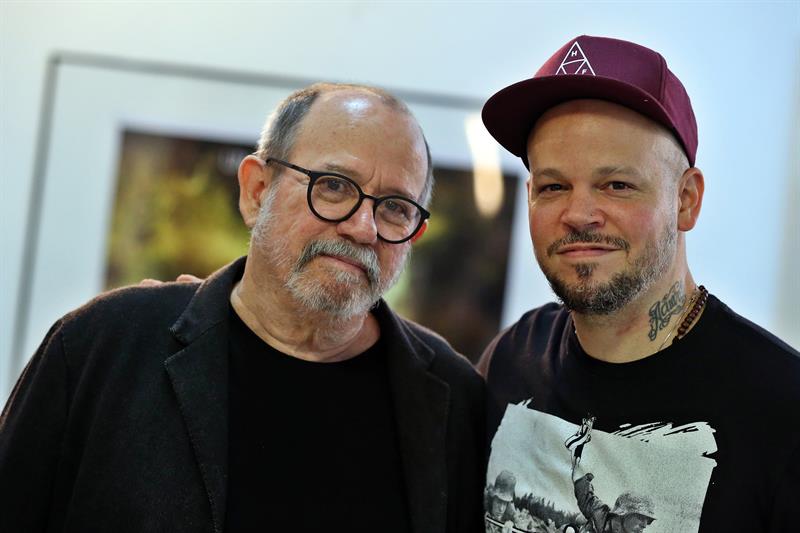 Silvio Rodríguez y René Pérez durante la clausura de la 39 edición de Festival de Cine de La Habana. Foto: Alejandro Ernesto/ EFE.