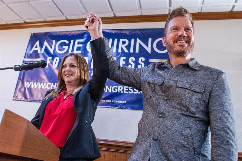 Angie y Willy Chirino saludan junto a su padre durante la presentación de su candidatura a la Cámara de Representantes de Estados Unidos el jueves 18 de enero de 2018. Foto: Giorgio Viera / EFE.