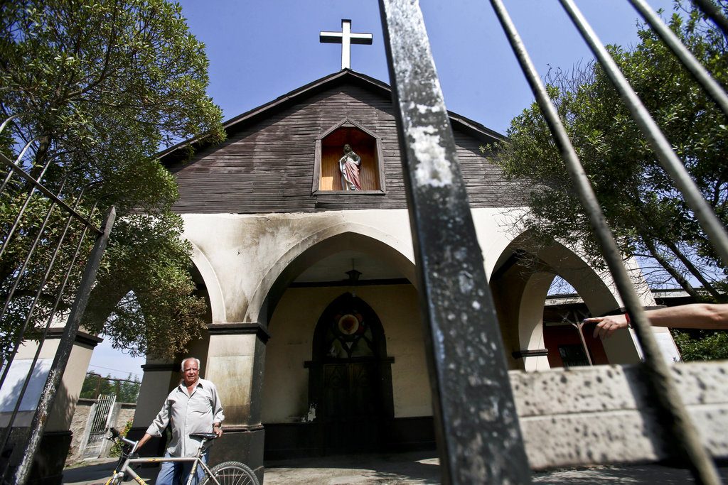 Iglesia Sagrado Corazón de Jesús, templo que fue dañado por un ataque incendiario en la madrugada en Santiago de Chile el lunes 22 de enero de 2018. Foto: Esteban Felix / AP.