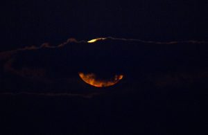 Se pone la luna detrás de nubes sobre el Mediterráneo frente a la costa de Hadera, Israel, madrugada del miércoles 31 de enero de 2018. Foto: Ariel Schalit / AP.