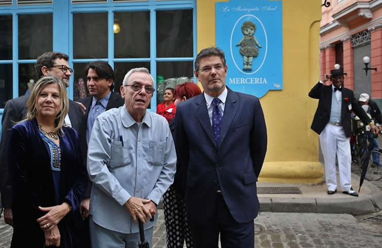 El ministro de Justicia de España Rafael Catalá recorrió el centro histórico de La Habana acompañado por el historiador Eusebio Leal Spengler. Foto: Alejandro Ernesto / EFE.