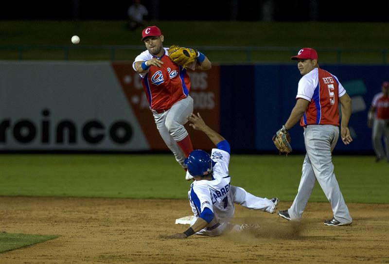 El nicaragüense Everth Cabrera (c), se barre en segunda base ante la selección de Cuba. Foto: Jorge Torres / EFE.