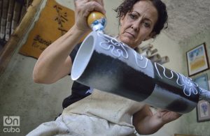 Gisela Vilaboy, creadora de Bambú Centro, decora un búcaro de bambú. Foto: Otmaro Rodríguez.