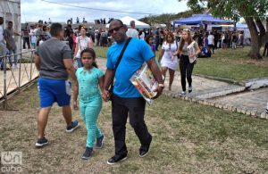 Carlos Tabares y su familia en la fería del Libro 2018. Foto: Otmaro Rodríguez.