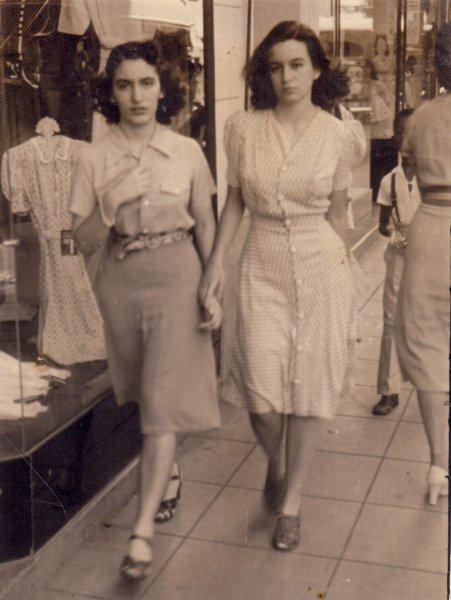 Fina y Bella, en la época en que vivían en Neptuno. Foto: Archivo personal de la autora.