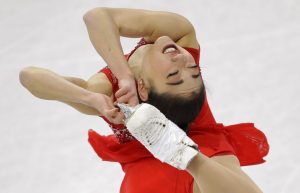 La estadounidense Mirai Nagasu realiza su rutina libre individual durante el evento por equipos de patinaje artístico. Foto: Bernat Armangue / AP.