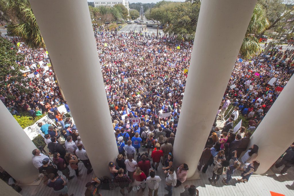 Manifestantes protestan contra la violencia con armas frente al Capitolio de Florida en Tallahassee, el miércoles 21 de febrero de 2018. Foto: Mark Wallheiser / AP.