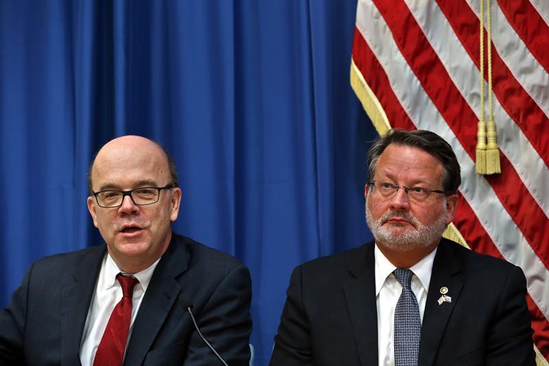 El representante Jim McGovern (i), de Massachusetts, y el senador Gary Peters (d), de Michigan, asisten a una rueda de prensa junto a otros senadores y representantes hoy, miércoles 21 de febrero de 2018, en la embajada de Estados Unidos, en la Habana (Cuba). Congresistas estadounidenses se reunieron ayer con el presidente de Cuba, Raúl Castro, para tratar con autoridades del país caribeño sobre la investigación de los ataques que según Washington afectaron a una veintena de sus diplomáticos en la isla. EFE/Alejandro Ernesto