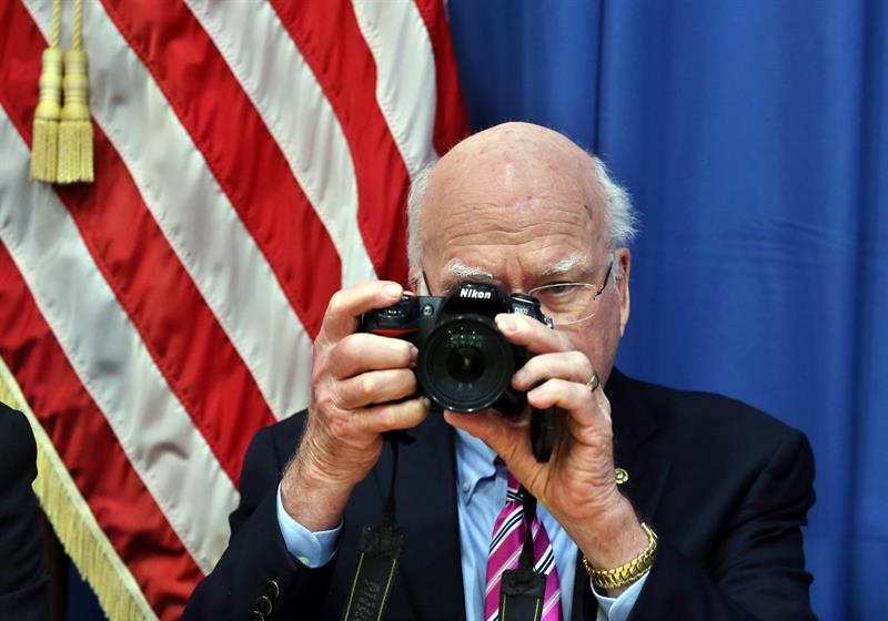  El senador estadounidense por el estado de Vermont, Patrick Leahy, asiste a una rueda de prensa junto a otros senadores y representantes hoy, miércoles 21 de febrero de 2018, en la embajada de Estados Unidos, en la Habana (Cuba). Leahy y los congresistas que lo acompañan se reunieron ayer con el presidente de Cuba, Raúl Castro, para tratar con autoridades del país caribeño sobre la investigación de los ataques que según Washington afectaron a una veintena de sus diplomáticos en la isla. EFE/Alejandro Ernesto