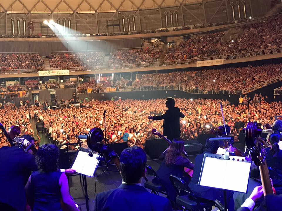 Durante un concierto en Santiago de Chile. Tomada de la cuenta de Raphael en Facebook.