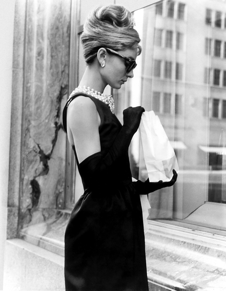 El vestido negro sin mangas que usó Audrey Hepburn en “Breakfast at Tiffany’s”, combinado con hileras de perlas, guantes hasta los codos y enormes gafas de sol, terminó convirtiéndose en el look más famoso del diseñador.