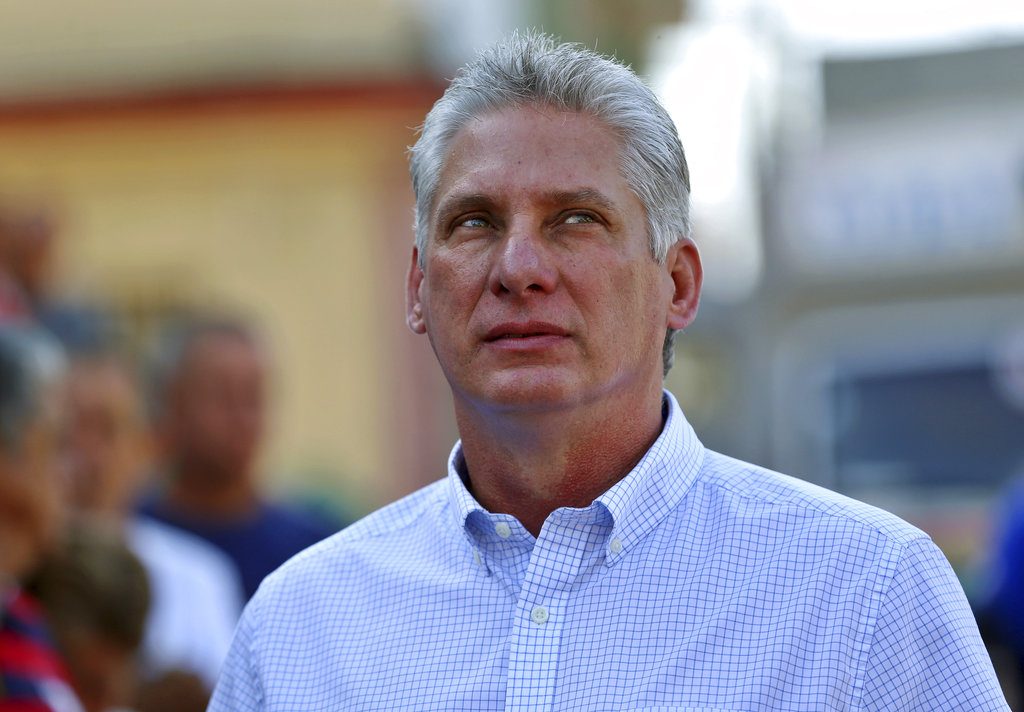 Miguel Díaz-Canel hace fila para votar en las elecciones para la Asamblea Nacional en Santa Clara, el 11 de marzo del 2018. Foto: Alejandro Ernesto / Pool Foto vía AP.