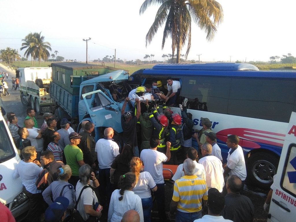 Durante la evacuación de los heridos por el accidente en Santi Spíritus. Foto: Radio Cabaiguán.