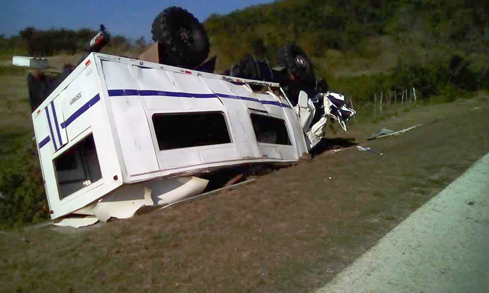 El camión dedicado al transporte escolar se salió de la vía y terminó de este modo. Foto: La Demajagua.