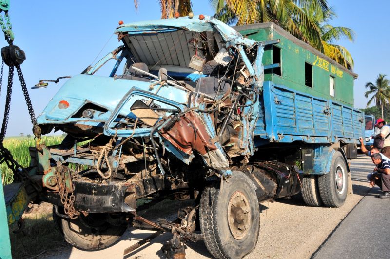 Así quedó el camión que transportaba pasajeros en el accidente en Sancti Spiritus. Foto: Vicente Brito / Escambray.