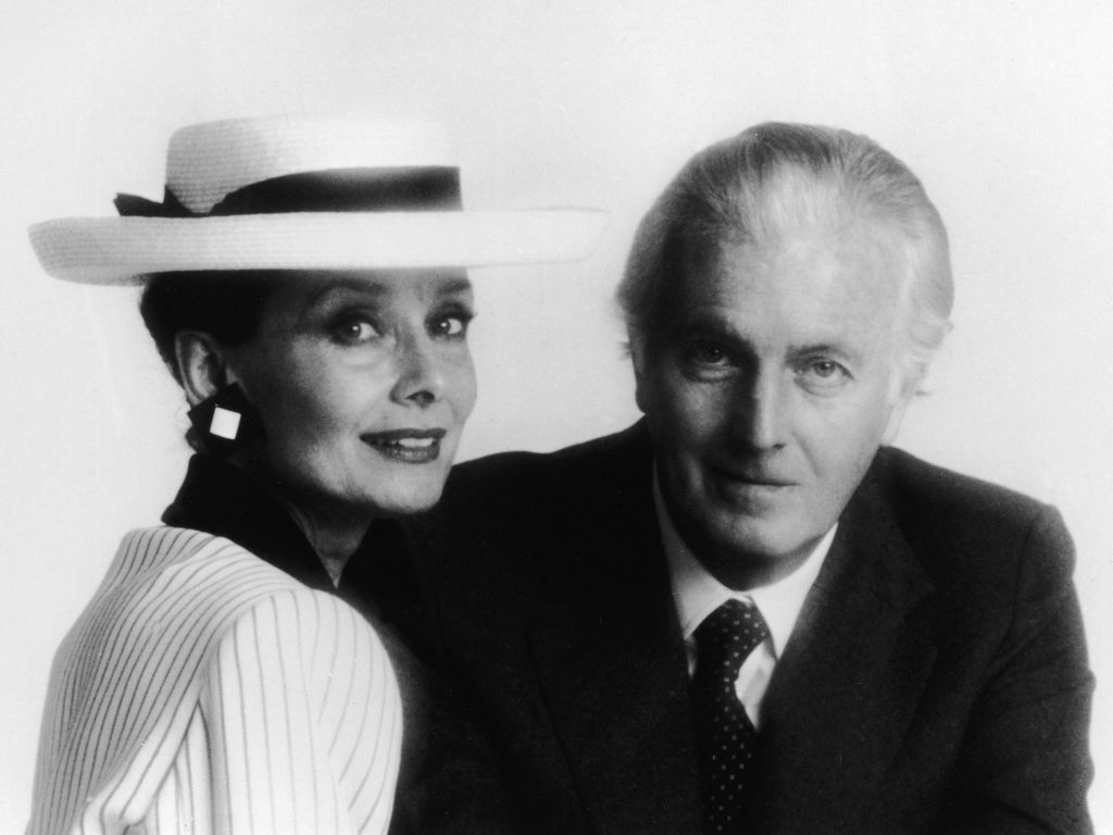 Audrey Hepburn, su musa, y el modisto, en 1993. 