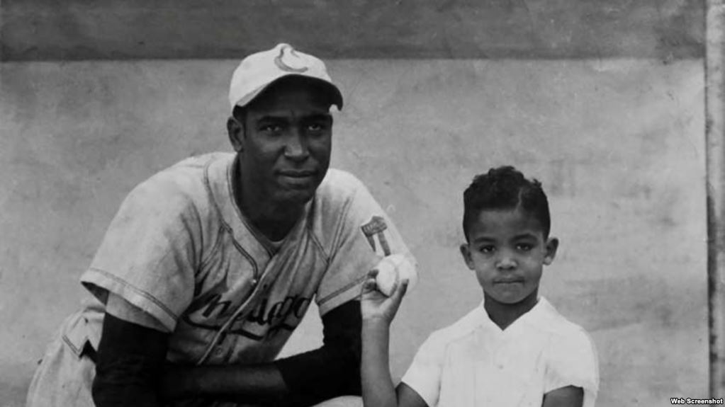 Martin Dihigo junto a su hijo.