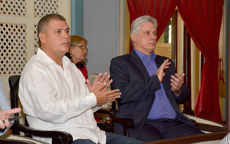 Miguel Díaz-Canel Bermúdez (diputado por Santa Clara), primer vicepresidente de los Consejos de Estado y de Ministros, y Julio Lima Corzo (diputado por Sagua la Grande), primer secretario del Partido en Villa Clara asistieron a la asamblea constitutiva. Foto: Ramón Barreras Valdés / Vanguardia.