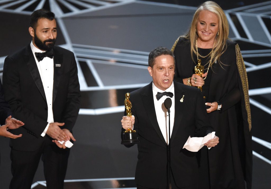 Adrian Molina, de izquierda a derecha, Lee Unkrich, y Darla K. Anderson reciben el preimio a la mejor película animada por "Coco" en los Oscar. Foto: Chris Pizzello/Invision/AP.