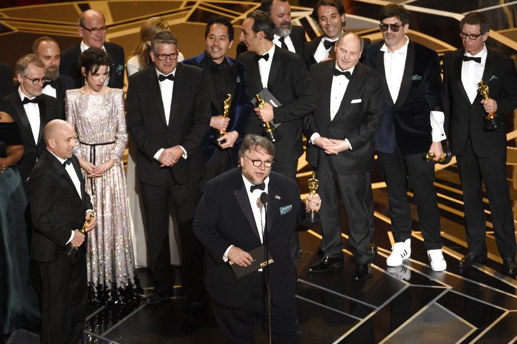 Guillermo del Toro, junto al elenco y equipo de "The Shape of Water", recibe el Oscar a la mejor película. Foto: Chris Pizzello/Invision/AP.