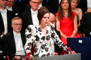 La profesora Sara Danius pronuncia un discurso durante la ceremonia de entrega de los premios Nobel en la Sala de Conciertos de Estocolmo. Foto: Fredrik Sandberg / TT News Agency vía AP.