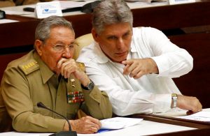 Raúl Castro (izquierda), y el vicepresidente, Miguel Díaz-Canel Bermúdez, en la apertura de las sesiones legislativas de la Asamblea Nacional, en La Habana. Foto: Ismael Francisco / Cubadebate / AP.