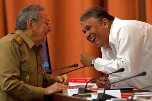 Marino Murillo, vicepresidente del Consejo de Ministros (derecha), habla con Raúl Castro, durante una sesión de la Asamblea Nacional en La Habana, Cuba. Foto: Ismael Francisco / Cubadebate / AP.