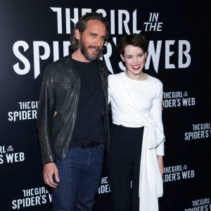 El director uruguayo Fede Álvarez y Claire Foy en la convención CinemaCon en el Caesars Palace. Foto: Eric Jamison / Invision / AP.