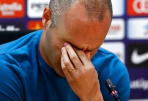 Andrés Iniesta gesticula durante una conferencia de prensa en la que anunció que está dejando el club. Foto: Manu Fernández / AP.