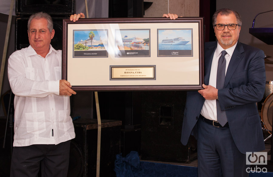 Luis Miguel Díaz, viceministro de Turismo de Cuba, recibe un reconocimiento de NCLH, compañía cuyo destino más popular en 2017 fue La Habana. Foto: Claudio Pelaez Sordo.