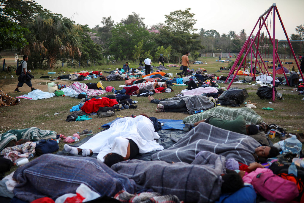 Decenas de migrantes centroamericanos que viajan con la caravana anual "Estaciones de la Cruz" hacia el norte duermen en una arena deportiva en Matías Romero. Foto: Felix Marquez/AP.