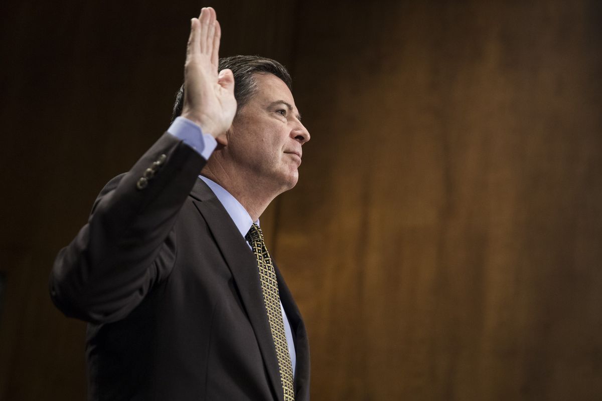 James Comey jura ante el Congreso. Foto: Samuel Corum/Anadolu Agency/Getty.