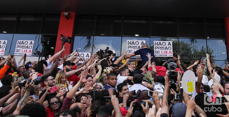 Lula cargado en hombros entrando a la puerta del sindicato. Foto: Nicolás Cabrera.