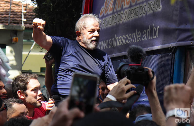 La orden judicial obligaba a Lula a comparecer ante la justicia hasta el día viernes 6 de abril a las 17 horas en la ciudad de Curitiba, pero él lo hizo a su tiempo y a su forma. Foto: Nicolás Cabrera.
