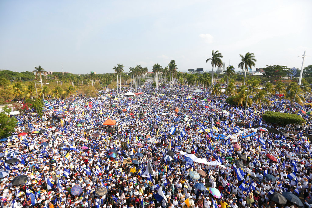Decenas de miles de personas se congregan afuera de la catedral de Managua durante una marcha convocada por la Iglesia Católica, en Managua, Nicaragua, el sábado 28 de abril de 2018. Foto: Alfredo Zuniga/AP.