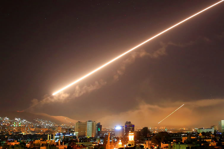 El cielo de Damasco se ilumina con el desplazamiento de un misil en un ataque estadounidense a varias partes de la capital la madrugada del sábado 14 de abril de 2018. Foto: Hassan Ammar / AP.