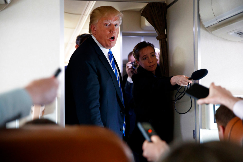El presidente Donald Trump habla con miembros de la prensa a bordo del avión presidencial en un vuelo a la base de la Fuerza Aérea Andrews. Foto: Evan Vucci/AP.