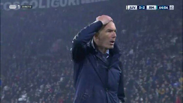 Zinadine Zidane se lleva la mano a a la cabeza. Foto: rpp.pe