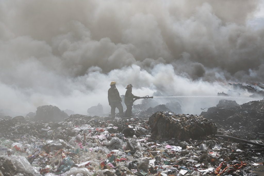 Incendio en una planta de reciclaje en las afueras de Ciudad Juárez días atrás. Foto: Christian Torres / AP.