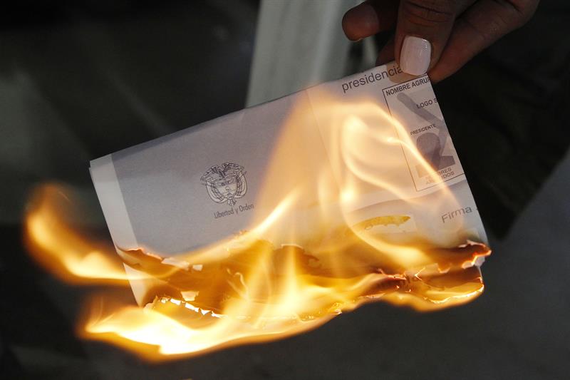 Jurados de votación destruyen votos sobrantes tras el cierre de colegios electorales el domingo 27 de mayo, en Medellín. Los colegios electorales de Colombia cerraron a las 16.00 hora local, después de ocho horas de votación. Foto: Luis Eduardo Noriega A. / EFE.