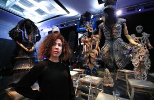 La diseñadora cubana Celia Ledón posa con sus creaciones en el Kennedy Center, en Washington, el martes 8 de mayo de 2018. Foto: Manuel Balce Ceneta / AP.