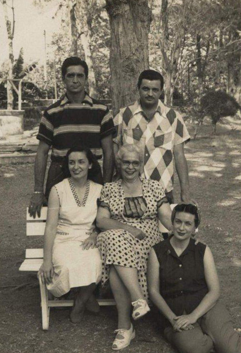 De pie Felipe y Sergio, sentadas, Fina y abuela, en el piso mi madre, Bella. Foto: Archivo familiar.