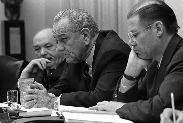 El secretario de Estado Dean Rusk, el presidente Lyndon B. Johnson, y el secretario de Defensa Robert McNamara en una reunión en la Casa Blanca, en febrero de 1968.