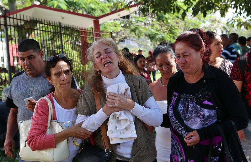 Inés González (c), madre de uno de los fallecidos en el desastre aéreo que cobró la vida a 108 de los 111 ocupantes del avión accidentado ayer en la Habana (Cuba), llora hoy, sábado 19 de mayo de 2018, al salir del instituto de Medicina Legal donde se realiza la identificación de las víctimas. EFE/Alejandro Ernesto