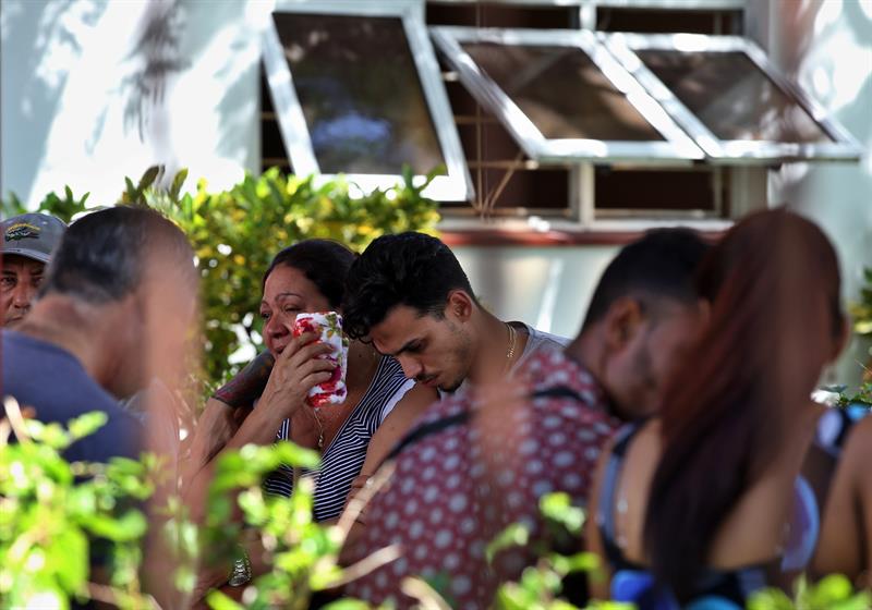 Familiares y allegados de las víctimas del accidente asisten hoy, sábado 19 de mayo, al instituto de Medicina Legal donde se realiza la identificación de las víctimas. Foto: Alejandro Ernesto / EFE.