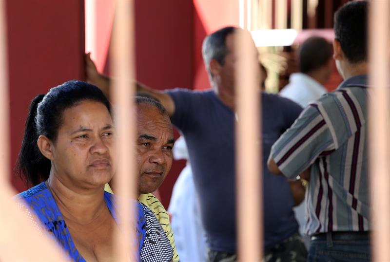 Familiares y allegados de las víctimas del accidente asisten al instituto de Medicina Legal donde se realiza la identificación de las víctimas. Foto: Alejandro Ernesto / EFE.