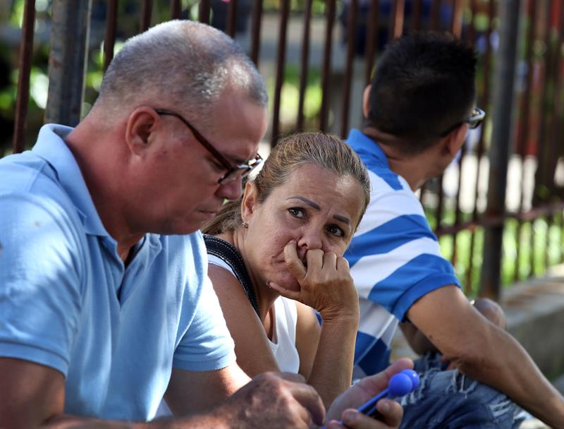 Familiares y allegados de las víctimas del accidente asisten hoy, sábado 19 de mayo, al instituto de Medicina Legal donde se realiza la identificación de las víctimas. Foto: Alejandro Ernesto / EFE.