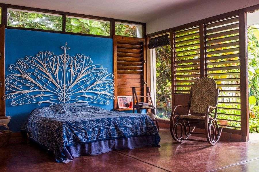 El dormitorio principal es una amplia caja de persianas y vidrios, rodeada de vegetación tropical, un bello ejemplo del auténtico estilo cubano diseñado por el arquitecto Jaime Canaves en 1958.