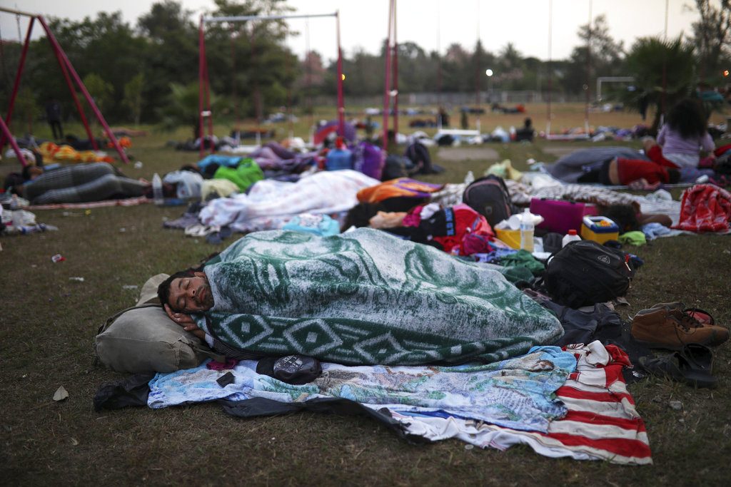 Migrantes centroamericanos que viajaban en la caravana anual "Estaciones de la cruz" duermen al aire libre en el club deportivo Matías Romero, estado de Oaxaca, México, abril de 2018. Foto: Félix Márquez / AP.